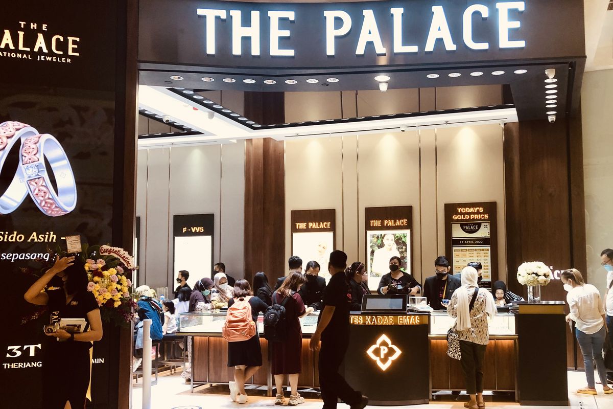 Pembukaan gerai The Palace Jeweler, Bekasi di Grand Galaxy Park, Rabu (27/4/2022).