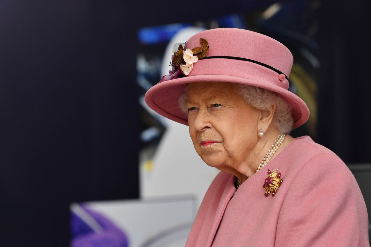 Ratu Elizabeth II mengunjungi Defense Science and Technology Laboratory (Dstl) di taman sains Porton Down dekat Salisbury, selatan Inggris, pada 15 Oktober 2020.
