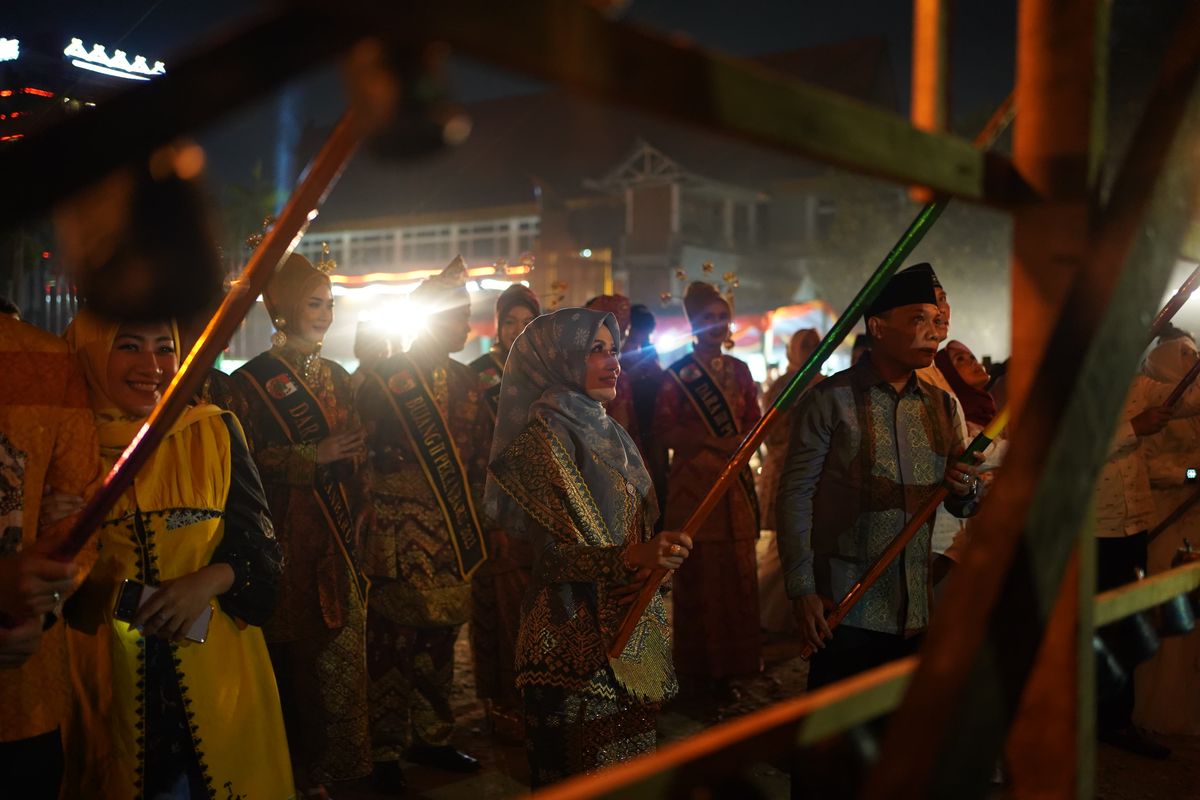Penjabat (Pj) Wali Kota (Walkot) Pekanbaru Muflihun saat membuka Festival Lampu Colok yang ditandai dengan penyulutan api perdana lampu colok di halaman Mal Pelayanan Publik (MPP), Kota Pekanbaru, Sabtu (6/4/2024).
