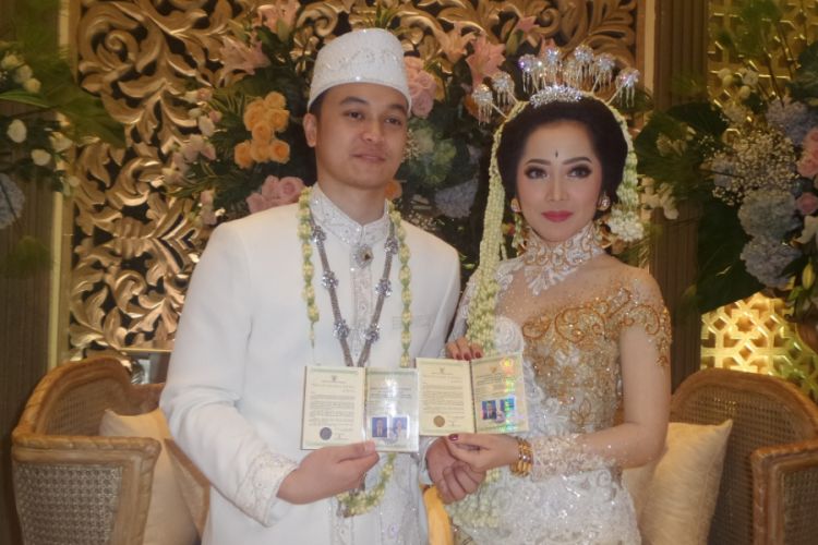 Karina Salim dan Aldy Primanda usai melangsungkan akad nikah di Thamrin Nine Ballroom, Jakarta Pusat, Sabtu (18/3/2017).