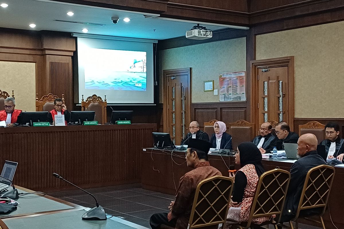 Mantan Vice President (VP) Divisi bidang Hukum PT Angkutan Sungai, Danau, dan Penyeberangan (ASDP) Indonesia Ferry, Dewi Adriyani (tengah), saat dihadirkan sebagai saksi dalam sidang dugaan korupsi kerja sama usaha (KSU) dan akuisisi PT Jembatan Nusantara oleh PT ASDP di Pengadilan Tipikor Jakarta Pusat, Kamis (17/7/2025).