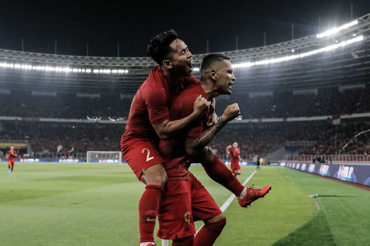 Pesepak bola timnas Indonesia, Alberto Goncalves melakukan selebrasi usai mencetak gol ke gawang timnas Malaysia saat pertandingan Kualifikasi Piala Dunia 2022 Grup G Zona Asia di Stadion Gelora Bung Karno, Senayan, Jakarta, Kamis (5/9/2019). Tim nasional Indonesia menelan kekalahan dari Malaysia dengan skor 2-3.