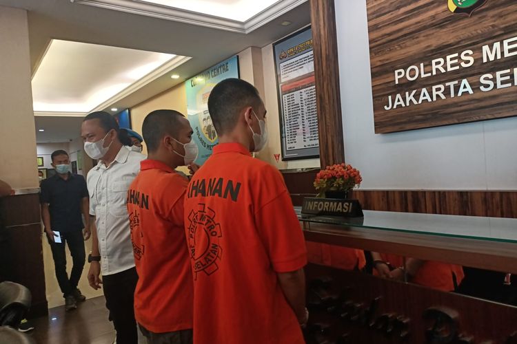 Polres Metro Jakarta Selatan telah menetapkan artis Rico Valentino (RV) dan selebgram yang juga pengusaha pemilik gerai ponsel PS Store, Putra Siregar (PS) sebagai tersangka perkara oeroyokan.