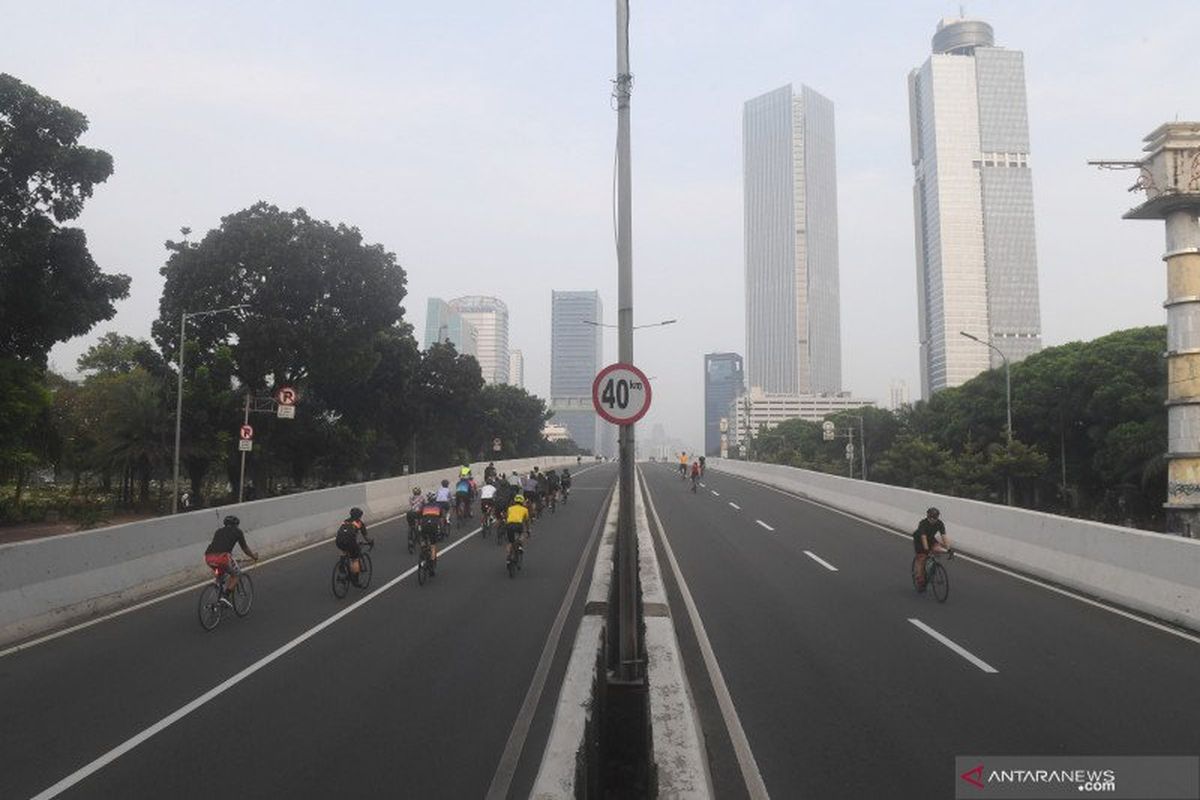 Sejumlah pesepeda memacu kecepatan saat berlangsungnya uji coba pemberlakuan lintasan road bike di jalan layang non tol (JLNT) Kampung Melayu-Tanah Abang, Jakarta, Minggu (23/5/2021).