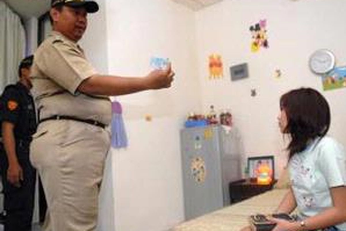 Petugas dari Dinas Kependudukan dan Catatan Sipil mengadakan operasi yustisi di rumah kos di Kecamatan Taman Sari, Jakarta barat (23/10). Mulai tanggal 23 Oktober Pemda DKI secara serentak menggelar operasi yustisi yang ditujukan untuk menertibkan penduduk Jakarta yang tidak memiliki dokumen tinggal yang sah. 