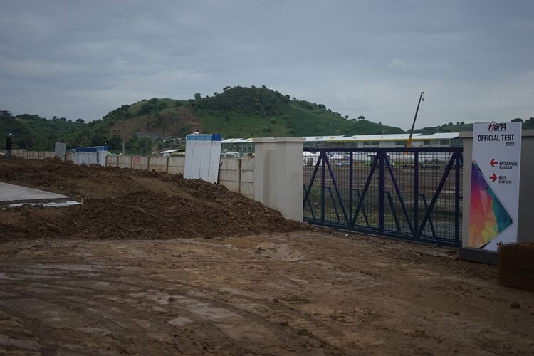 Penampakan jalan area luar Sirkuit Mandalika yang belum masih dalam proses pembangunan, Kamis (10/2/2022)