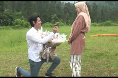 Berlutut, Roger Danuarta ke Cut Meyriska: "Will You Marry Me?" 