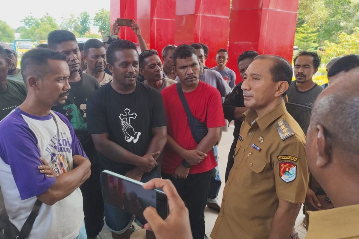 Harga Pasir Naik, Sopir Truk Geruduk Kantor Bupati Sikka