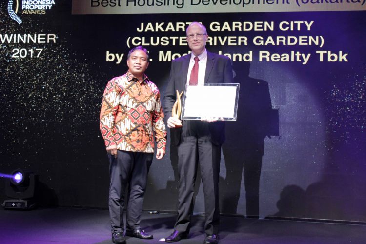 Sami Miettinen, Direktur Utama PT Mitra Sindo Sukses, menerima penghargaan di ajang PropertyGuru Indonesia Property Awards  2017, Kamis (12/10/2017).