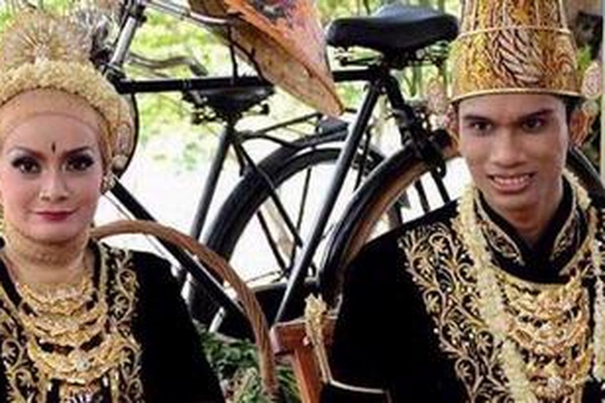 Mohammad Tria Ramadhani, vokalis band The Changcuters, menikah dengan Dhatu Rembulan di Temanggung, Jawa Tengah, Sabtu (13/10/2012).  