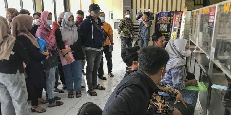 
Belasan korban melapor terkait investasi bodong ke SPKT Polres Tasikmalaya, Senin (14/11/2022). 