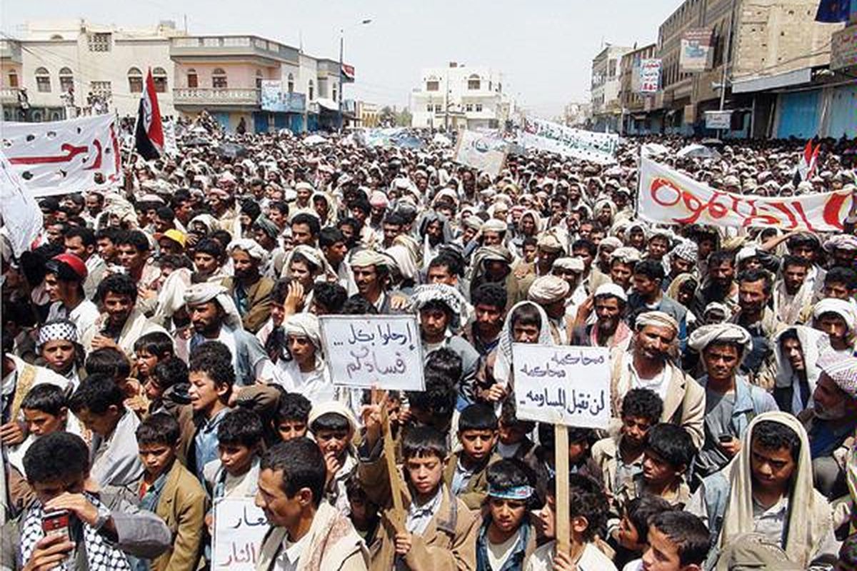  Penduduk Provinsi Saada, Yaman, membawa poster yang mendesak Presiden Ali Abdullah Saleh mundur dan diajukan ke pengadilan dalam unjuk rasa seusai shalat Jumat (27/5).