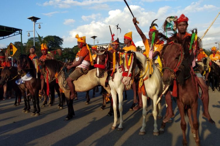 Para penunggang kuda, saat melakukan atraksi dalam kegiatan Parade Kuda Sandalwood di Kota Waikabubak, Sumba Barat, Sabtu (7/7/2018)