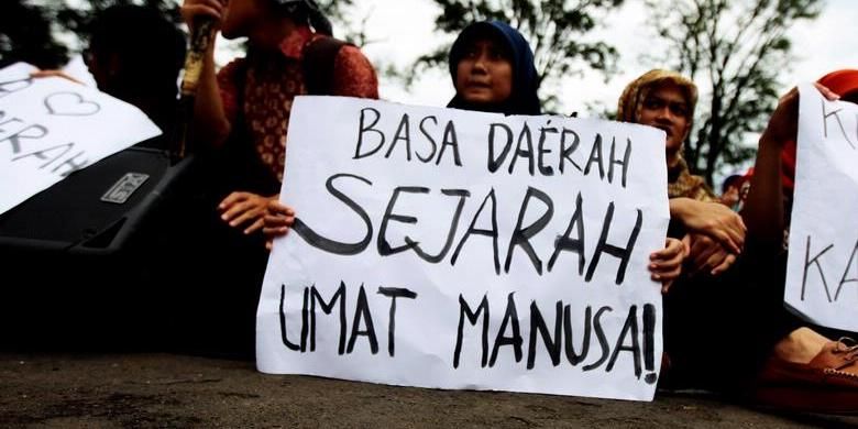 Sejumlah mahasiswa dan guru yang tergabung dalam Forum Peduli Bahasa Sunda (FPBS) menggelar aksi di depan Gedung Sate, Bandung, Jawa Barat, memperjuangan mata pelajaran Bahasa Daerah di Jawa Barat, Bahasa Sunda, tetap dipertahankan sebagai bagian kurikulum mata pelajaran, Senin (7/1/2013). Rencana perombakan Kurikulum 2013 oleh pemerintah yang akan meleburkan mata pelajaran Bahasa Sunda ke dalam mata pelajaran kesenian dan kebudayaan dinilai meninggalkan dan mengikis kelestarian budaya lokal dari generasi penerusnya. 
