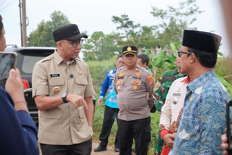 Gubernur Mirza bersama Bupati Lampung Tengah Ardito saat meninjau ruas jalan di Kecamatan Seputih Raman.