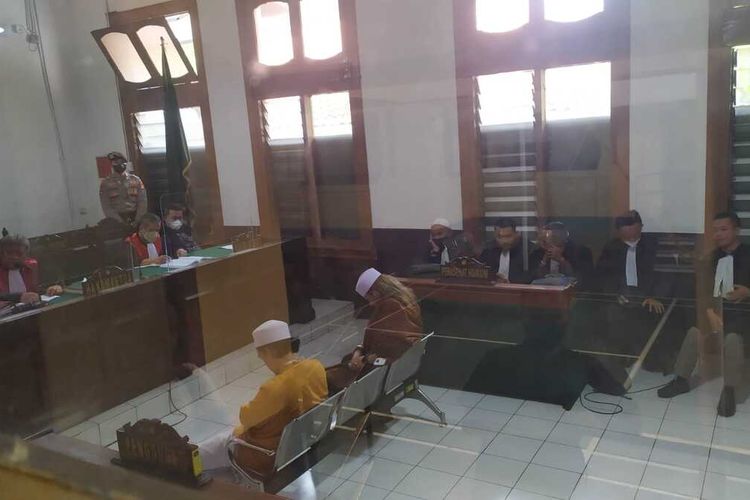 Jaksa Penuntut Umum (JPU) Kejaksaan Tinggi (Kejati) Jawa Barat menuntut Bahar Bin Smith 5 tahun penjara. Jaksa menilai Bahar melakukan tindak pidana menyiarkan berita bohong, dengan sengaja menerbitkan keonaran dalam ceramahnya di Kabupaten Bandung.