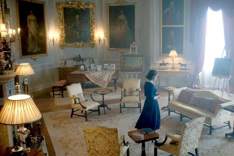 Claire Foy (Ratu Elizabeth II) dalam salah satu adegan di serial The Crown