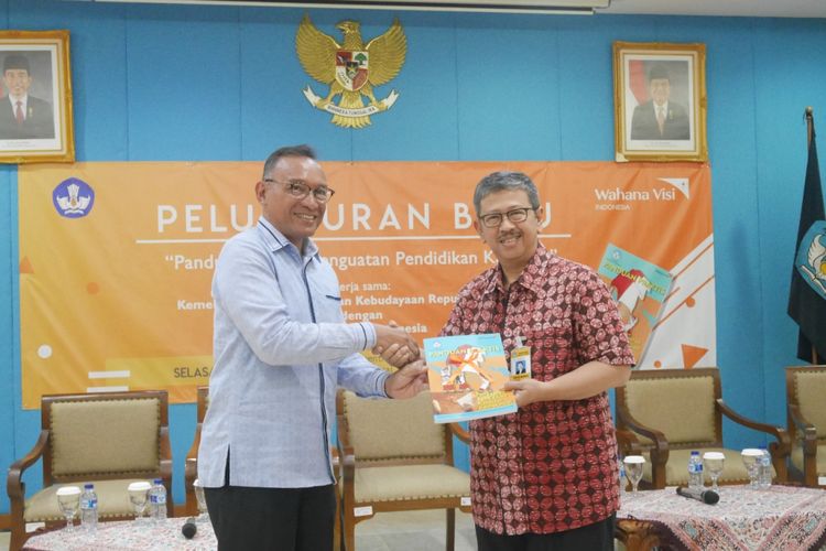 Direktur Nasional WVI dan SArie Budhiman (Staf Ahli Mendikbud Bidang Pembangunan Karakter) dalam peluncuran buku Panduan Penguatan Pendidikan Karakter di Gedung Kemendikbud, Jakarta (22/1/2018).