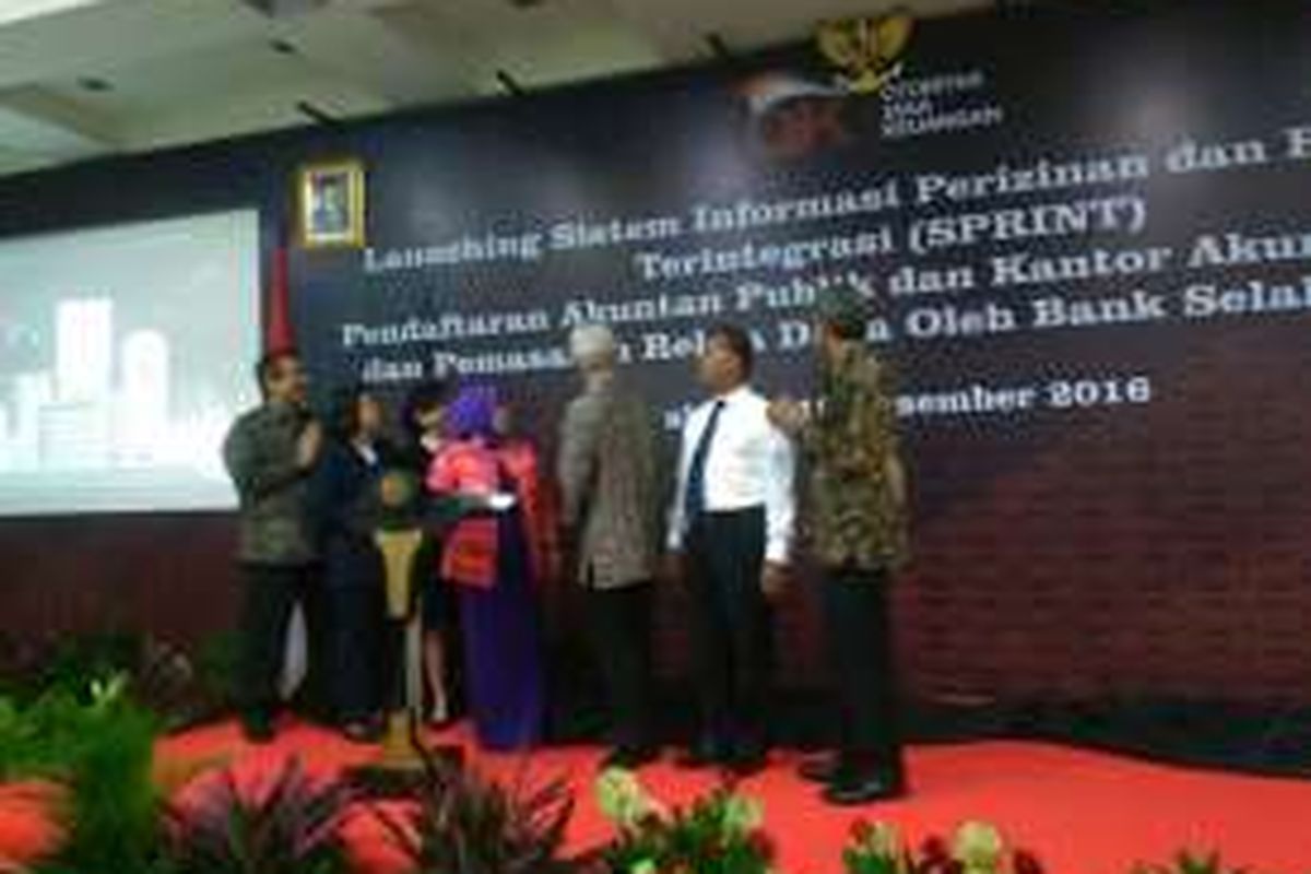 Otoritas Jasa Keuangan (OJK) luncurkan Sistem Informasi Perizinan dan Registrasi Terintegrasi (SPRINT) penjualan reksa dana melalui bank selaku APERD dan pendaftaran akuntan publik dan kantor akuntan publik, Jakarta, Senin (19/12/2016). Sebelumnya OJK juga meluncurkan SPRINT perizinan bancassurance pada Juli 2016.