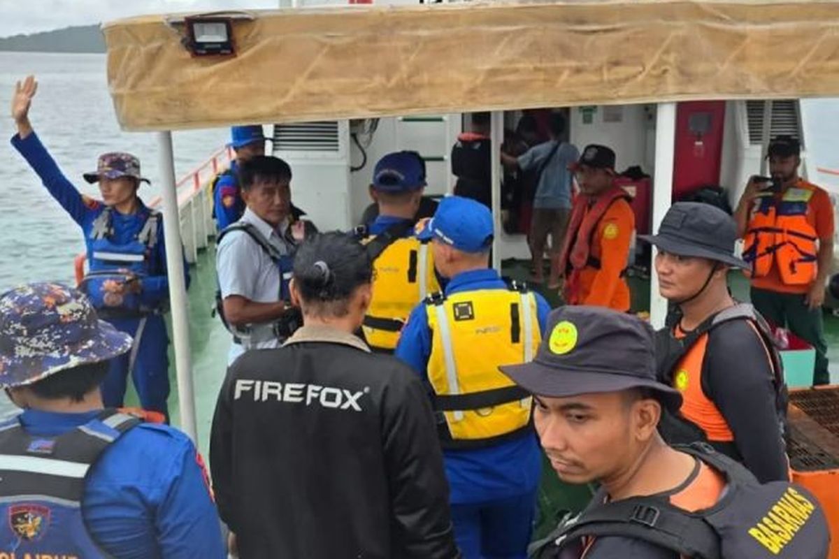 Tim SAR gabungan mengevakuasi 12 orang penumpang Kapal KM Subur GT 43 POB yang tenggelam di sekitar Pulau Situngkus Kabupaten Tapanuli Tengah, Sumatera Utara pada Selasa (27/8/2024). 