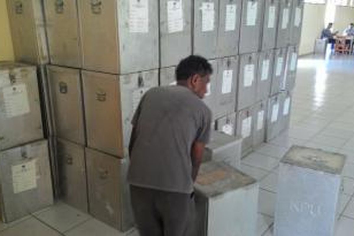 Petugas menyortir kotak suara Pilkada Manado untuk ditarik kembali karena tertundanya pemilihan walikota Manado.