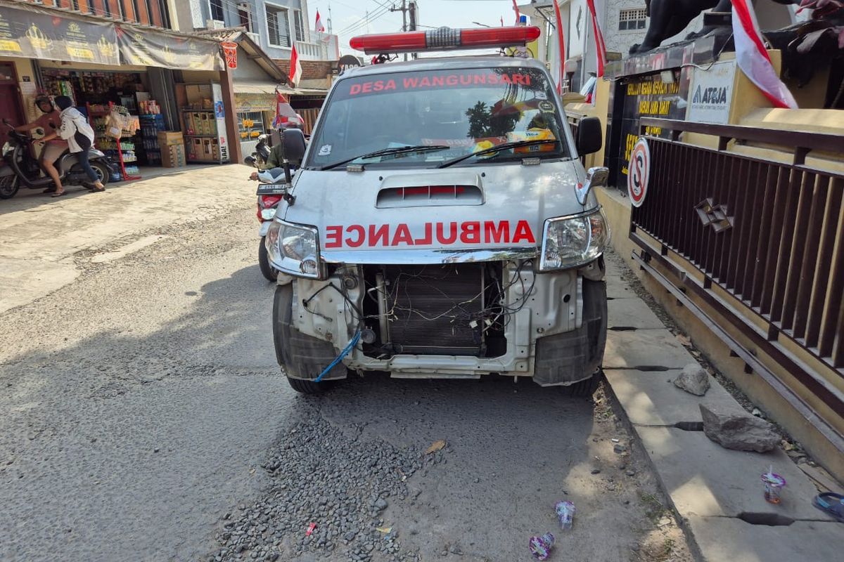 Penampakan ambulans usai adu banteng dengan kendaraan roda dua di Jalan Raya Batujajar, Kabupaten Bandung Barat (KBB), Jawa Barat, Selasa (27/8/2024).