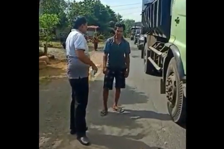 Bupati Bengkulu Utara, Mian, memarahi supir truk yang mengemudikan kendaraan dengan muatan lebih dari 8 ton di jalan lintas Provinsi Bengkulu.