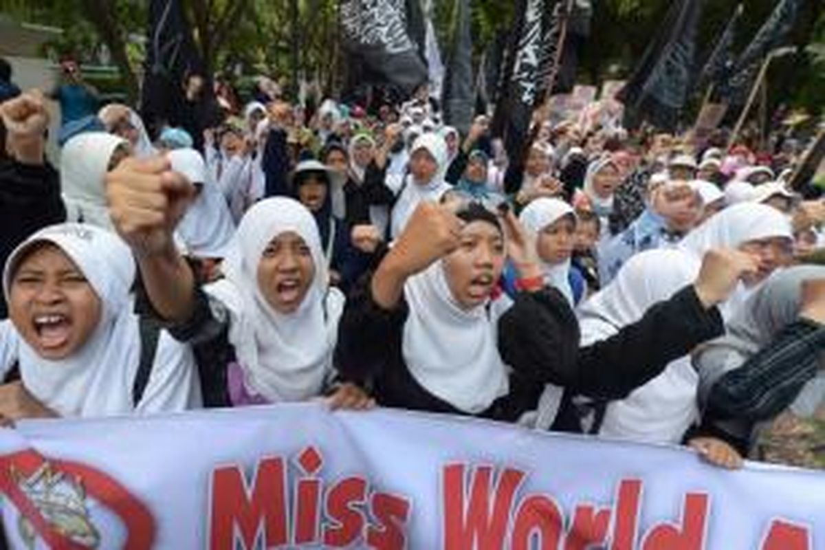 Organisasi Islam yang menolak penyelenggaraan kontes Miss World berunjuk rasa di Gedung MNCTV, Jakarta, 5 September 2013. Indonesia menjadi tuan rumah kontes kecantikan dunia Miss World untuk pertama kalinya di Bali dan Bogor pada 1-14 September.