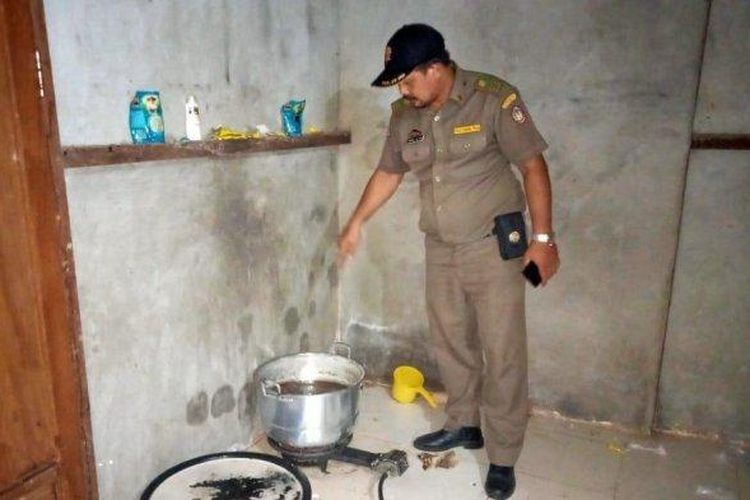 Tim gabungan Satuan Polisi Pamong Praja, Polri, dan TNI menggerebek dugaan pembuatan madu palsu di sebuah kos-kosan di Sukadana, Kabupaten Kayong Utara, Kalimantan Barat, Selasa (10/3/2020) malam. 
