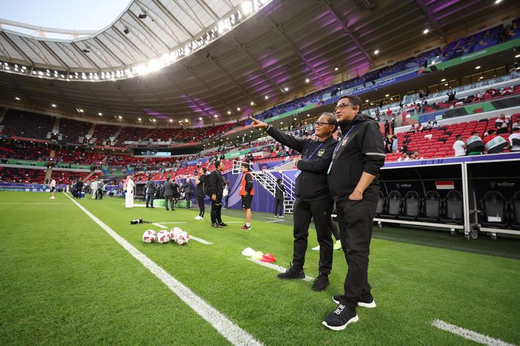 Ketua BTN (Badan Tim Nasional) Sumardji dan Manajer timnas Indonesia, Endri Erawan, dalam laga Piala Asia 2023 antara Indonesia vs Irak di Stadion Ahmad bin Ali, Al Rayyan, Qatar, 15 Januari 2024.