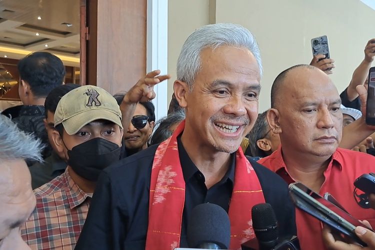Calon presiden nomor urut 3 Ganjar Pranowo memberikan keterangan pers seusai kegiatan kampanye di Palu, Senin (4/12/2023).