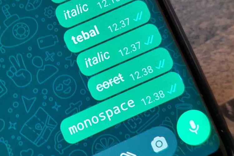 2 Cara membuat tulisan miring, tebal, coret, dan monospace di WhatsApp.