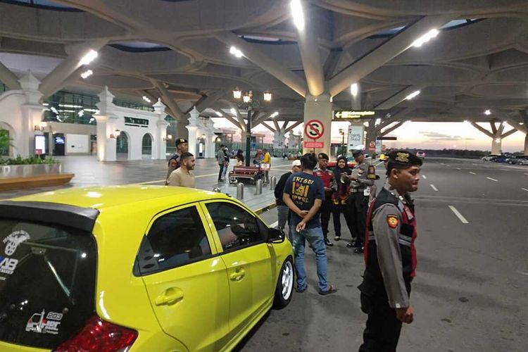 Polisi mengamankan dua mobil Honda Brio beserta pengemudinya yang bikin konten media sosial berlatar Bandar Udara Yogyakarta International Airport (YIA) di Kapanewon Temon, Kabupaten Kulon Progo, Daerah Istimewa Yogyakarta. Polisi mengamankan para mahasiswa itu karena mobil tidak ada TNKB dan pakai knalpot bersuara nyaring.