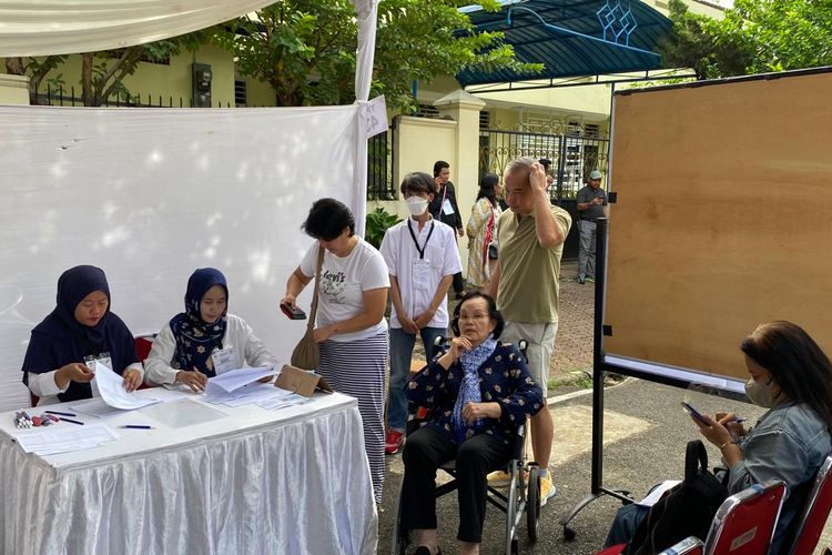 Pemungutan suara ulang di TPS 043, Jalan Purwakarta Menteng, Jakarta Pusat, Sabtu (24/2/2024). 