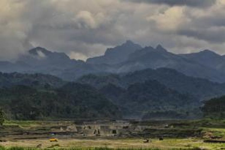 Aktivitas penambangan pasir di Kali Badak di sebelah barat Gunung Kelud, Kecamatan Nglegok, Blitar, Jawa Timur, Sabtu (5/11/2011). Kali ini merupakan aliran terbesar lahar Gunung kelud. KOMPAS IMAGES/FIKRIA HIDAYAT