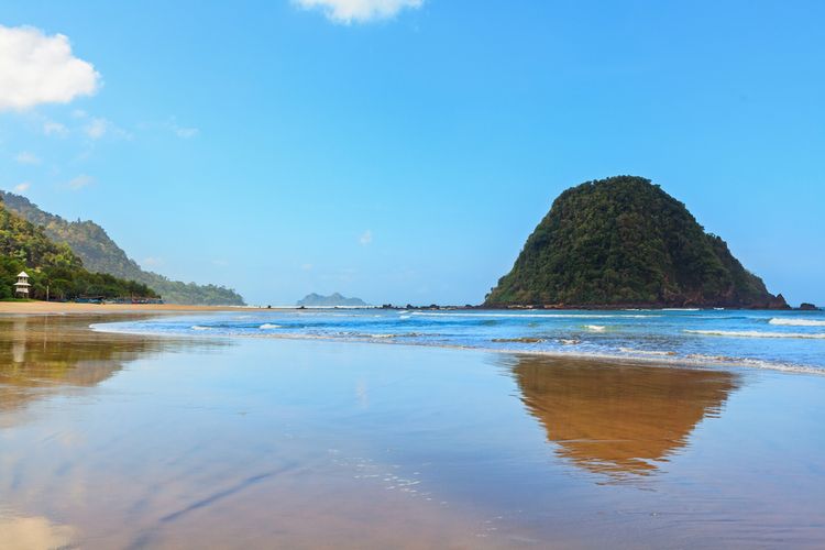 Pantai Pulau Merah di Banyuwangi