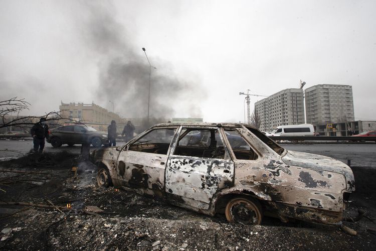 Sebuah mobil, yang dibakar setelah bentrokan, terlihat di sebuah jalan di Almaty, Kazakhstan, Jumat, 7 Januari 2022. 
