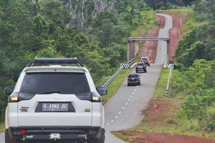Kondisi jalan perbatasan Papua, Jumat (16/3/2018). Saat ini ruas jalan yang sudah tersambung 891 kilometer dari target 1.098 kilometer. Namun, saat dicek masih ada 58 kilometer jalan yang rusak.