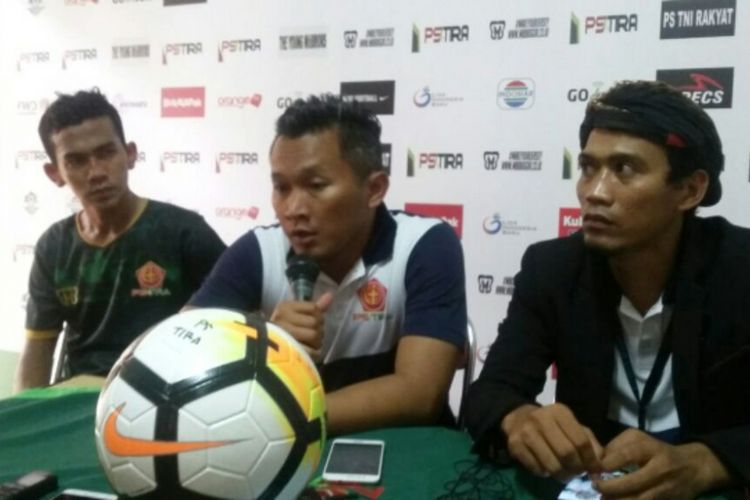 Pelatih PS Tira Rudy Eka Priyambada saat jumpa pers usai laga melawan Persebaya Surabaya. 