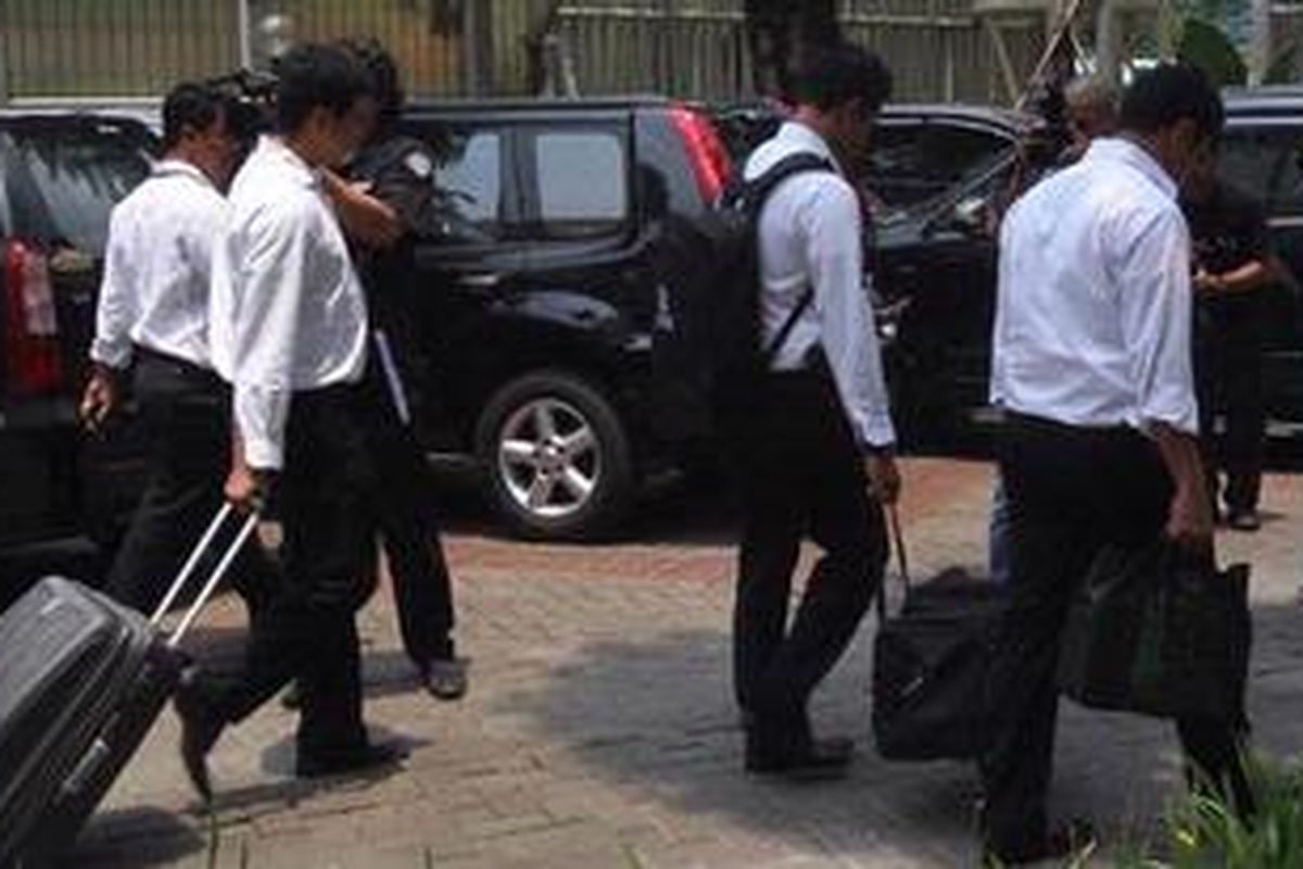 Gelar Perkara - Sejumlah penyidik Badan Reserse Kriminal Mabes Polri dengan membawa berkas di tas meninggalkan Gedung Komisi Pemberantasan Korupsi (KPK), Jakata, Senin (15/10/2012). Komisi Pemberantasan Korupsi (KPK) melakukan gelar perkara (ekspose) kasus dugaan korupsi proyek simulator ujian surat izin mengemudi (SIM) bersama Kepolisian RI. Gelar perkara ini terkait pelimpah berkas hari ini. 