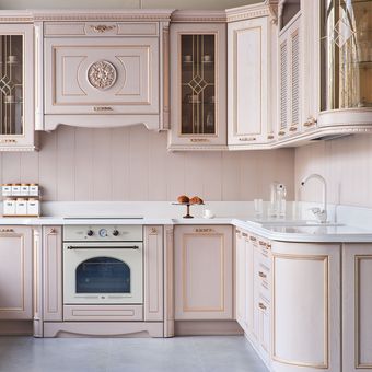 Ilustrasi kitchen set warna pink lembut. 