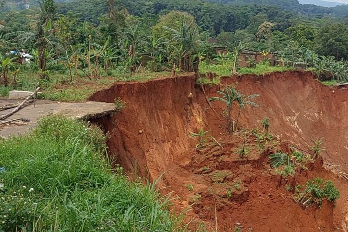 Suara Alarm Longsor Jadi Teman Warga Kalongan Semarang yang Hidup dalam  Kekhawatiran