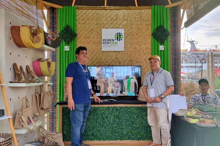 Cocos Trisada dari Iranty Design, pelaku UMK dari Kebumen, Jawa Tengah, yang turut hadir di ajang KTT ASEAN 2023 dengan aneka produk kerajinannya. Cocos Trisada merupakan pelaku UMK binaan Kementerian Koperasi dan UKM (KemenKopUKM) memproduksi kerajinan dari bahan bambu, eceng gondok, dan mendong (semacam rumput liar) bersama masyarakat yang tergabung dalam kelompok perajin.