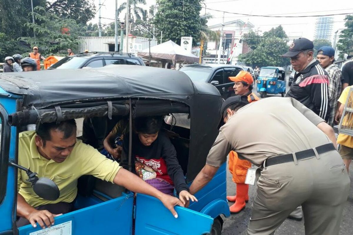 PMKS di Kolong Jembatan Pasar Rumput Dipulangkan ke Kampung Halamannya oleh Kecamatan Setiabudi, Jakarta Selatan, Kamis (8/2/2018).