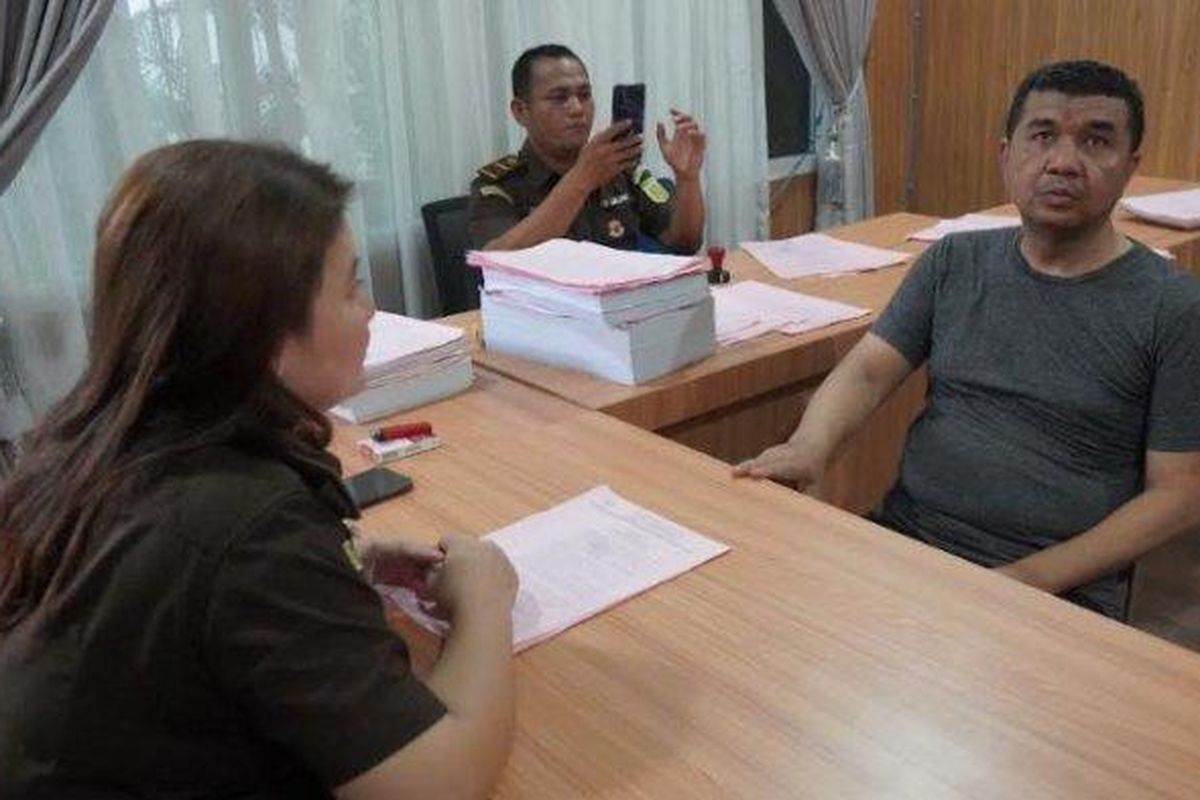 Tersangka AKP Hafiz Paesal Lubis (kaos abu) saat berada di ruang tahap II Kejari Medan dalam kasus dugaan penggelapan uang koperasi Sat Brimob Polda Sumut Rp 3,7 miliar, Kamis (13/7/2023). 
