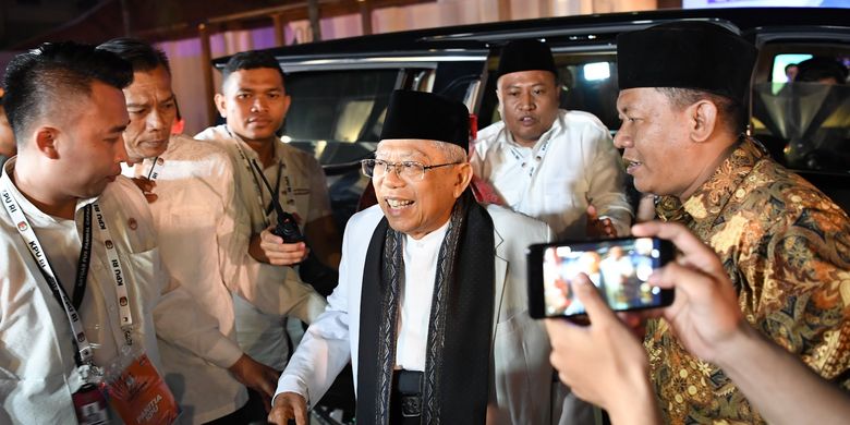 Calon Presiden Nomor Urut satu, Prof. Dr. KH. Maruf Amin sesaat setelah datang ke tempat berlangsungnya debat calon wakil presiden di Jakarta, Minggu (17/3/2019).