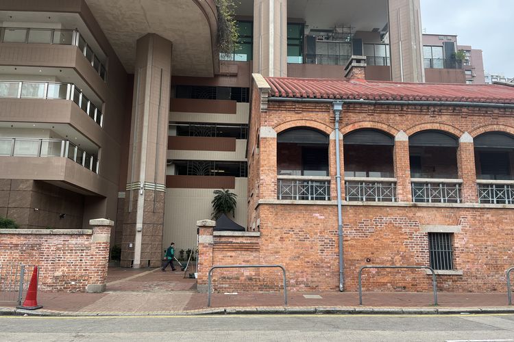 Gedung peninggalan sejarah Red Brick Building yang merupakan pusat pompa air tanah pertama di Hong Kong.
