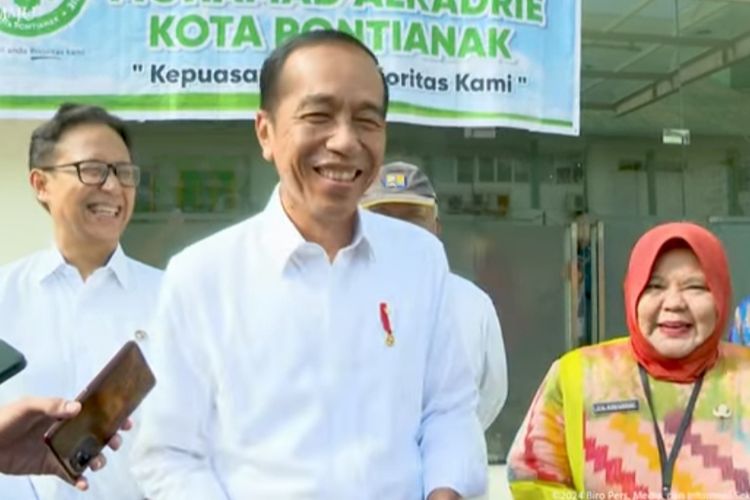 Presiden Joko Widodo tertawa saat memberikan jawaban soal isu akan menjadi Ketua Umum Partai Golkar. Respons tersebut diberikan Jokowi saat ditanya wartawan di Kota Pontianak, Kalimantan Barat pada Kamis (21/3/2024).