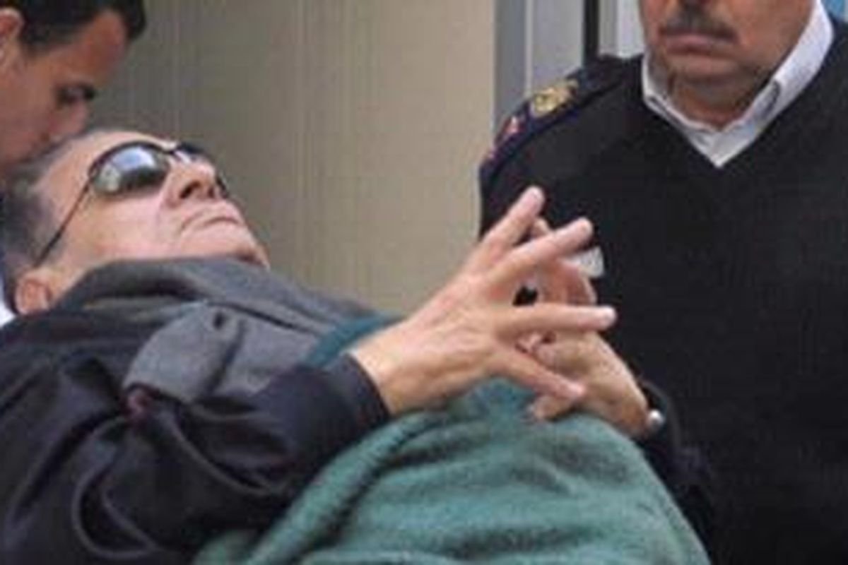 Hosni Mubarak menghadapi sejumlah dakwaan termasuk penyalahgunaan kekuasaan.