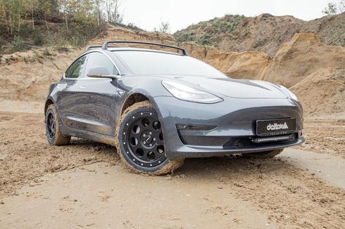 Begini kalau Tesla Model 3 Bermain Off-road